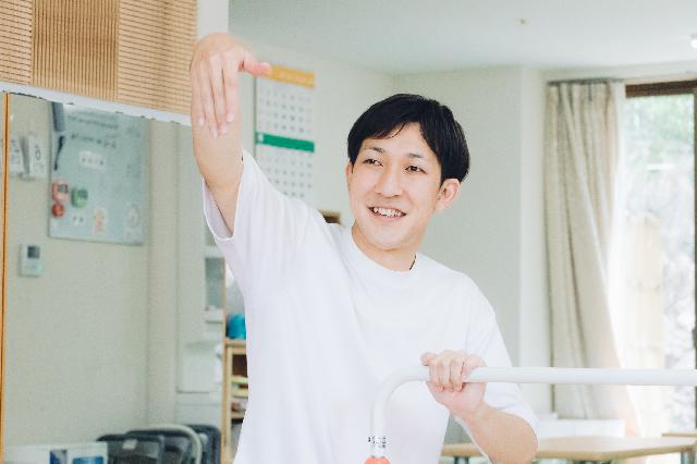 放課後等デイサービスの児童指導員　小学校4年生以上をメインに運営　年間休日１２４日+α　お休みが多い施設