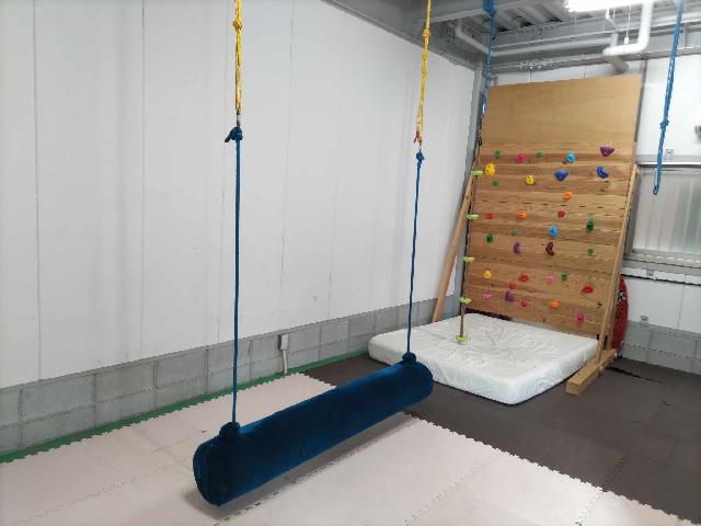 放課後等デイサービスの児童指導員　小学校4年生以上をメインに運営　年間休日１２４日+α　お休みが多い施設