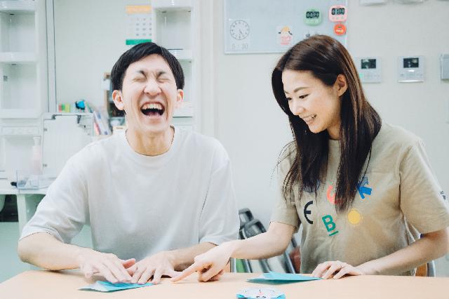 放課後等デイサービスの児童指導員　小学校4年生以上をメインに運営　年間休日１２４日+α　お休みが多い施設