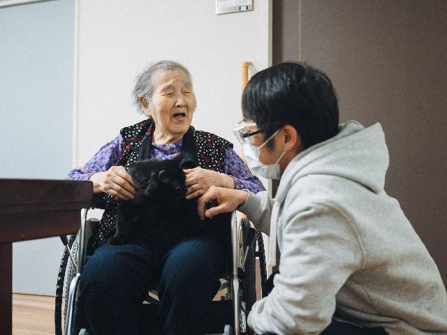 【介護職】かわいいワンちゃんがいるグループホーム／年間休日124日＆法人内Ｗワーク実施中